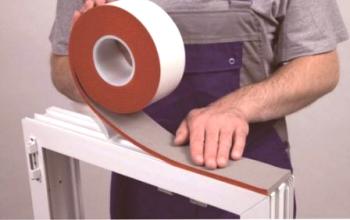 Co je páska parotěsné zábrany pro okno a proč se používá během instalace
